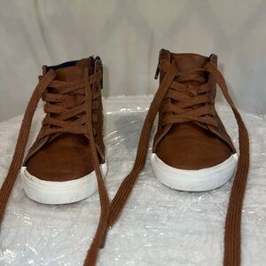 Cat & Jack Boys 9C  High-Top Sneakers with White Soles